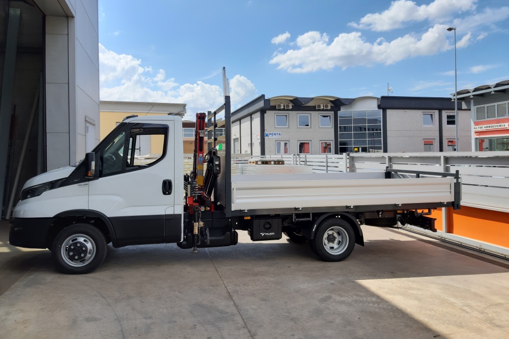 allestimento iveco daily 35c14 con gru