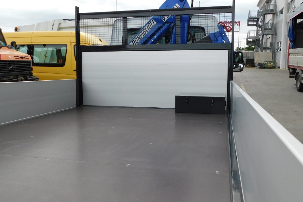 allestimento iveco daily con gru