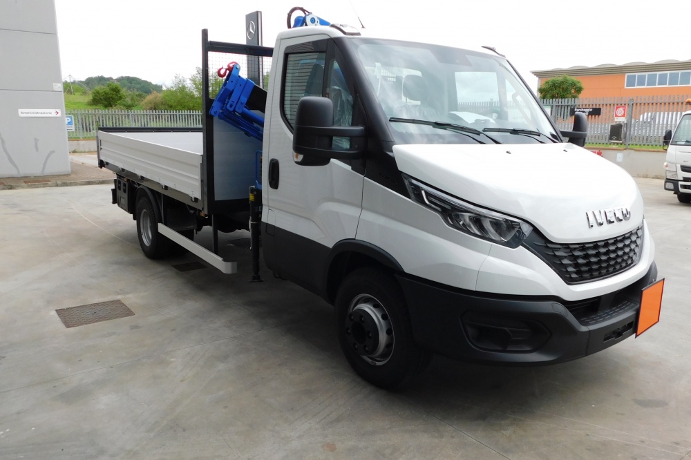 allestimento iveco daily con gru