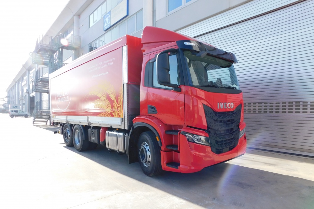 allestimento iveco stralis con sponda