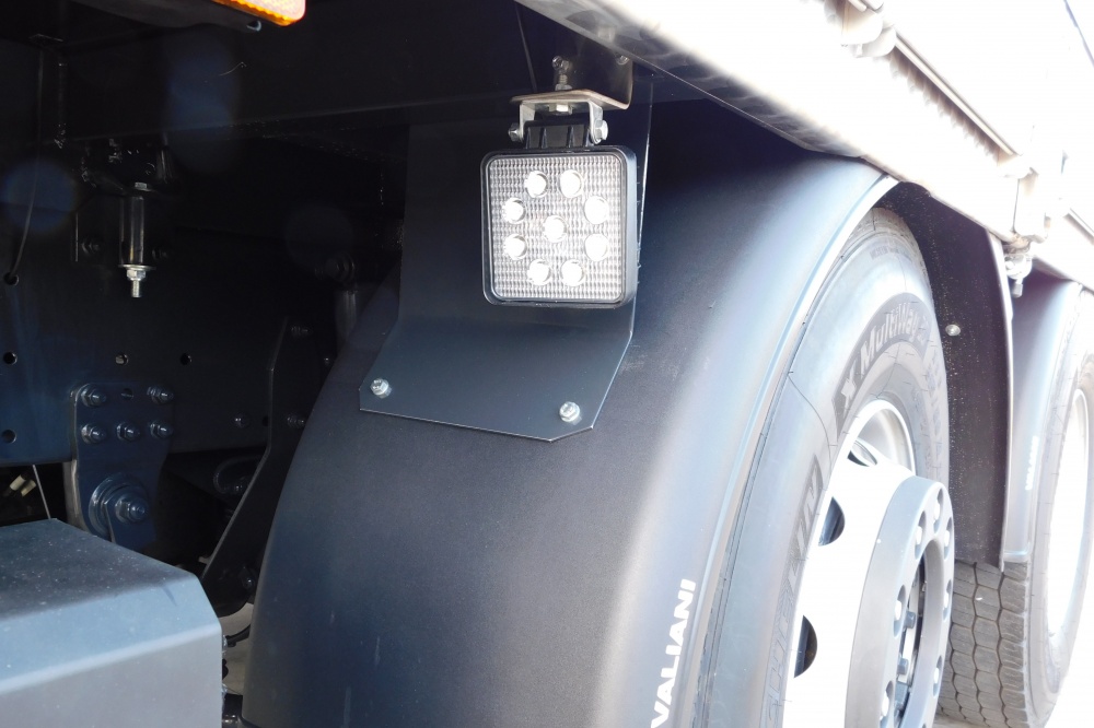 allestimento iveco stralis con sponda