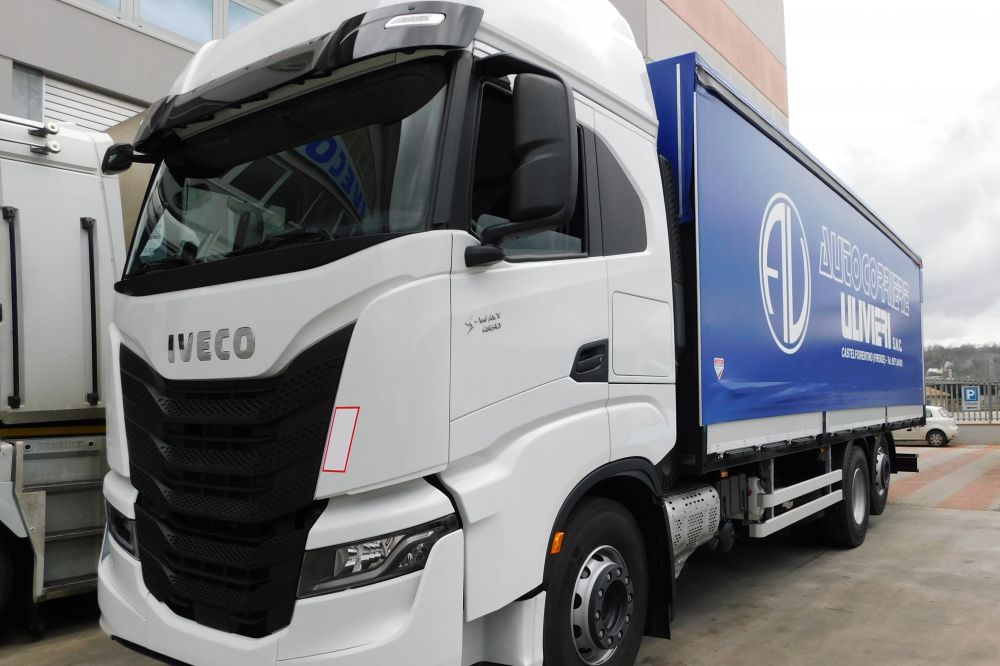 allestimento iveco s-way telo pvc