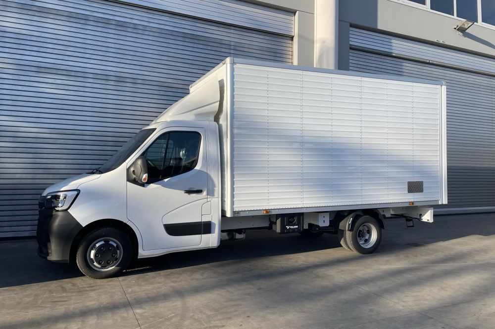 allestimento renault master rivestito in legno