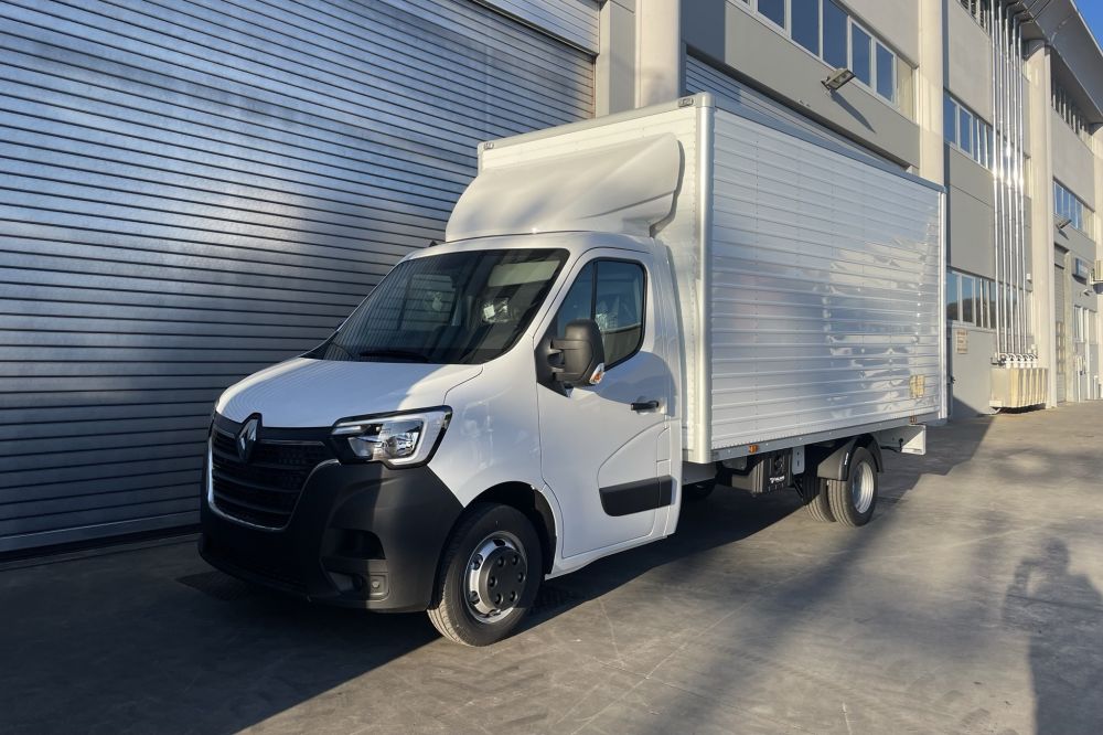 allestimento renault master rivestito in legno