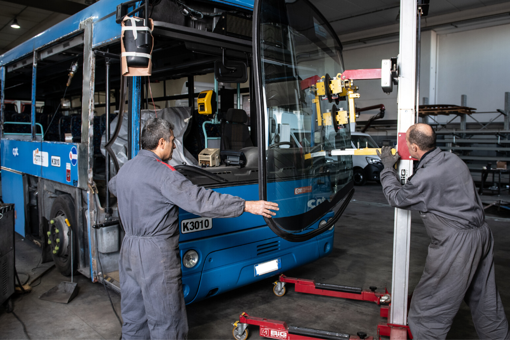 sostituzione parabrezza bus