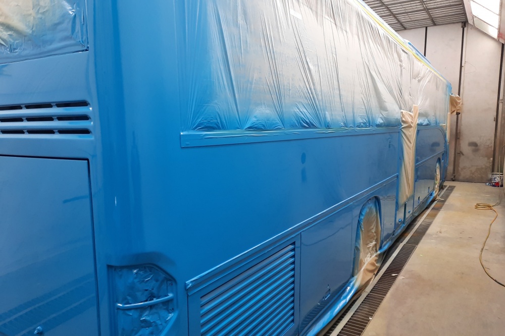 verniciatura autobus blu